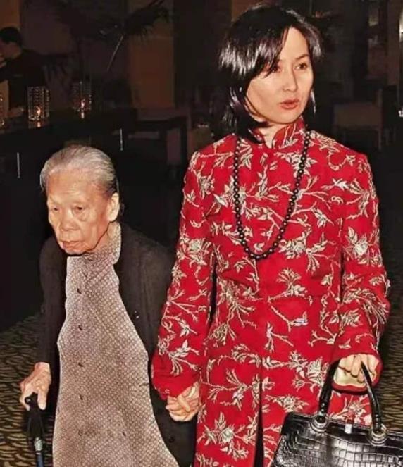 何超琼的保姆退休她送了栋别墅给保姆住还请了人照顾退休保姆
