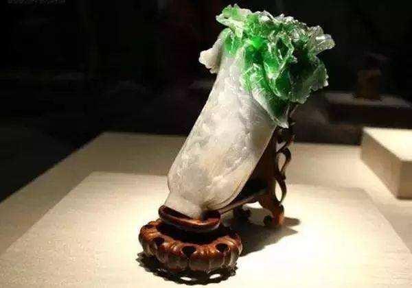 菜地挖出一颗"玉白菜",文物贩子出80万收购,老农:无偿上交了