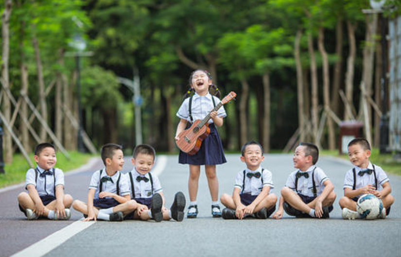 幼儿园拍毕业照一个娃1000父亲不让儿子去拍被骂穷人思维