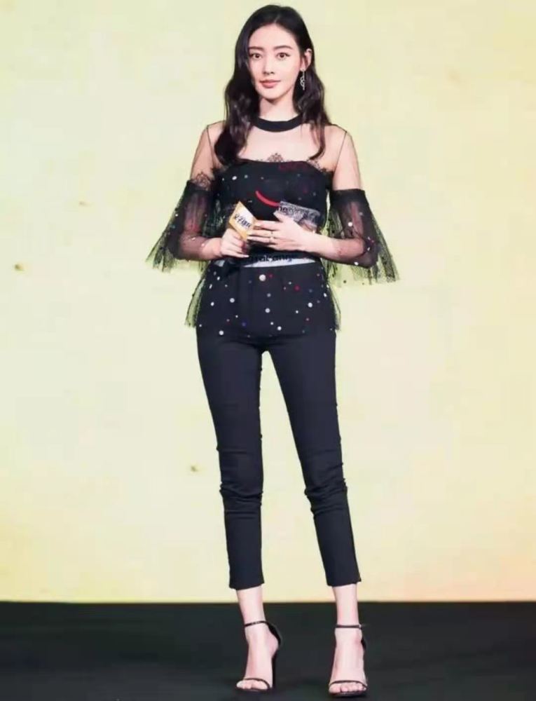 张天爱身材真好,穿透明网纱上衣搭紧身裤优雅大气,女人味藏不住