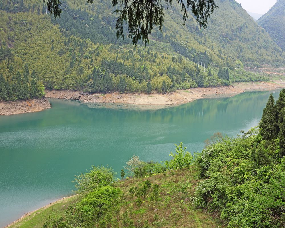 胜天湖是人工湖泊,它的形成得益于水库的修建.胜天水库