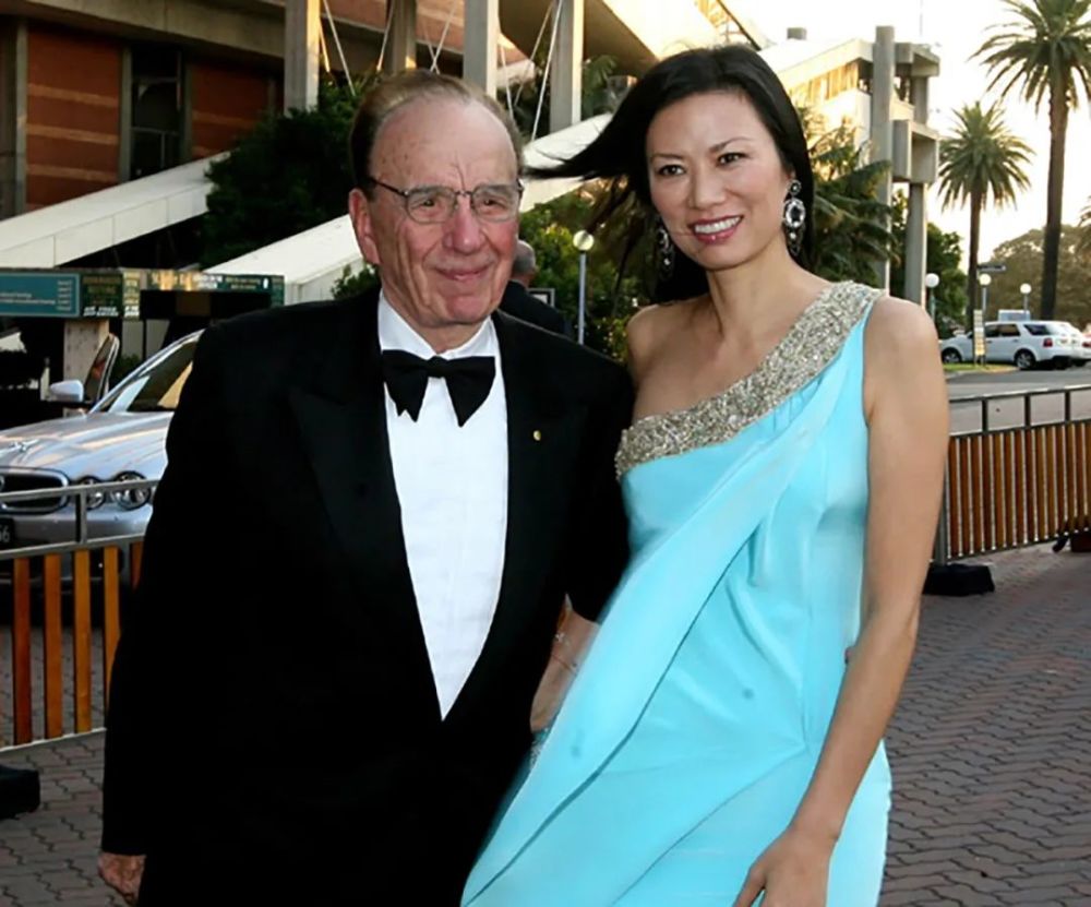 邓文迪21年前嫁默多克,穿白色蕾丝婚纱太仙,登上婚礼游艇惊艳了_腾讯
