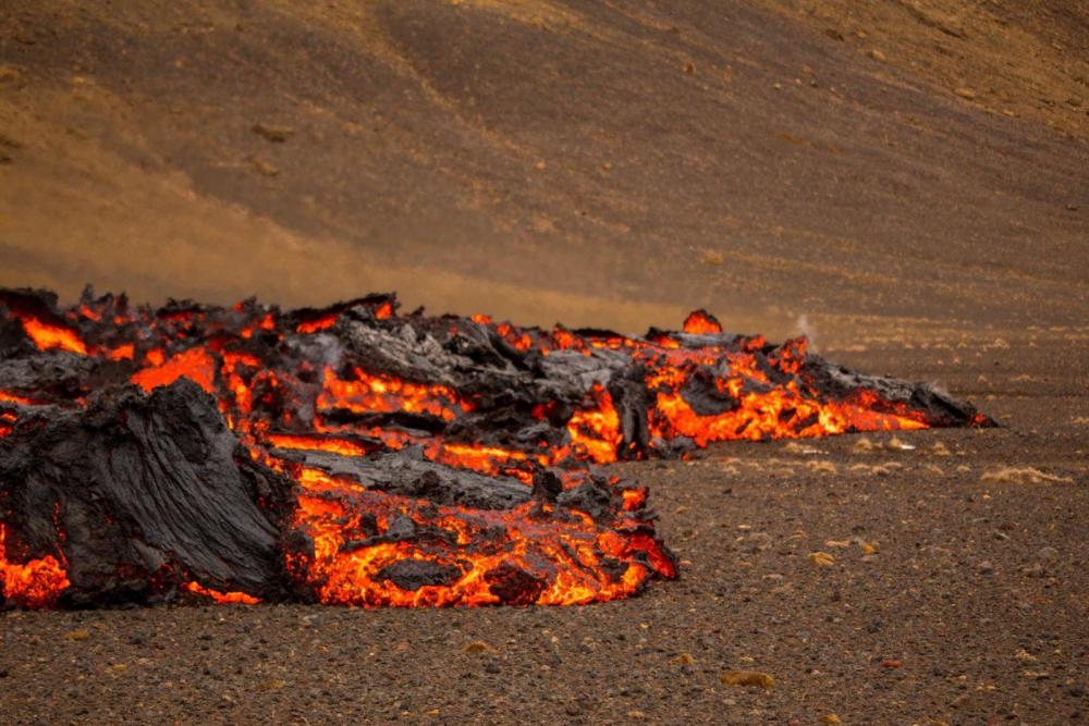 图集|冰岛火山喷发特写,岩浆四溅宛如"炼狱"