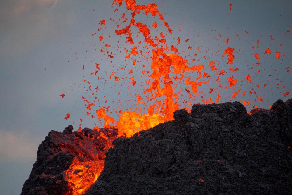 图集|冰岛火山喷发特写,岩浆四溅宛如"炼狱"