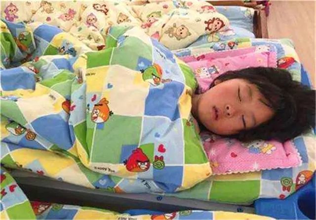 幼儿园老师发孩子午睡照片,家长直呼老师:你别想干了