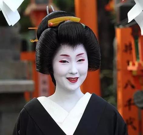 日本古代女人化妆,为何流行煞白的"白脸妆"?