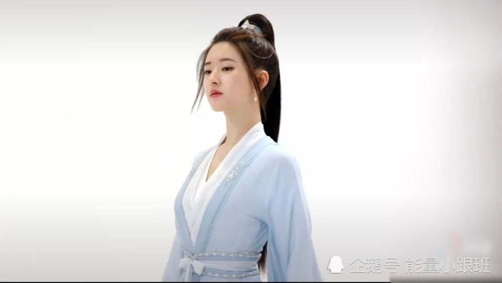杨洋,赵露思主演的电视剧《且试天下》今日发布定妆海报,正式官宣