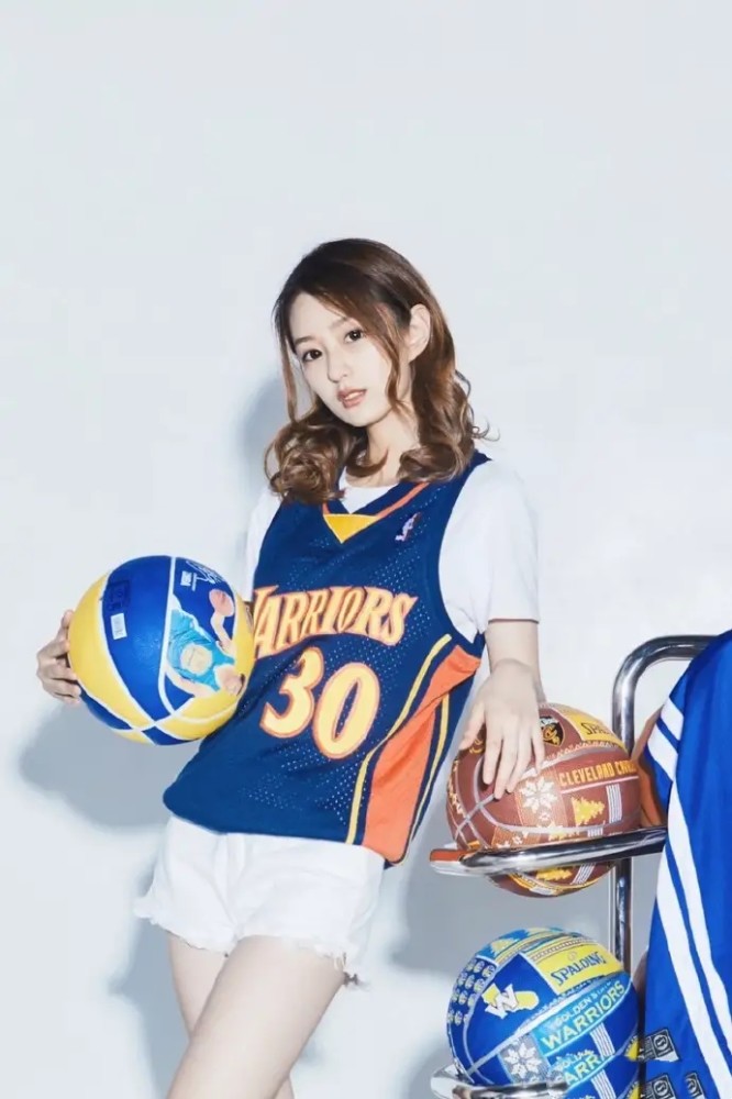 腾讯nba最美女主播,库蜜小七,新一任篮球女神,有多美!