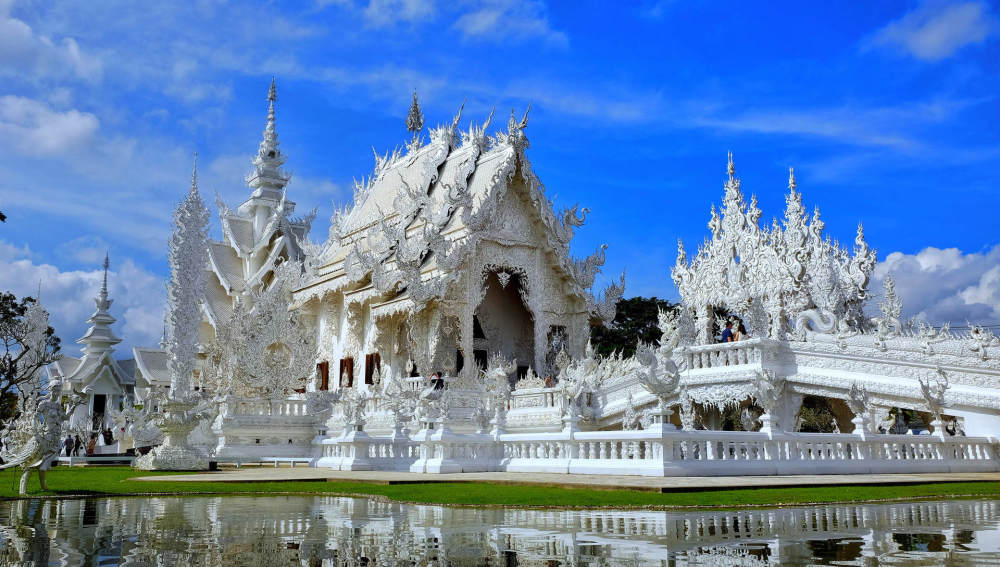 泰国著名景点清莱白庙