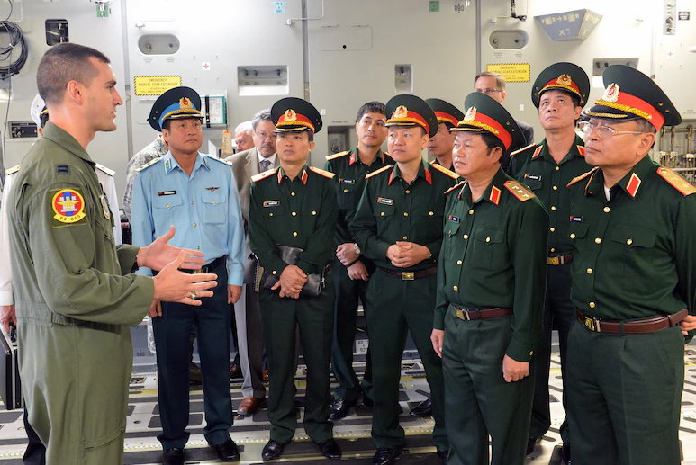 详解越南正规军军官军装,常服礼服多达7套,迷彩服只有一套