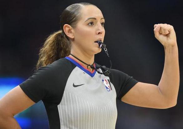 nba女裁判身材太完美如今33岁韵味十足对东契奇露出初恋笑