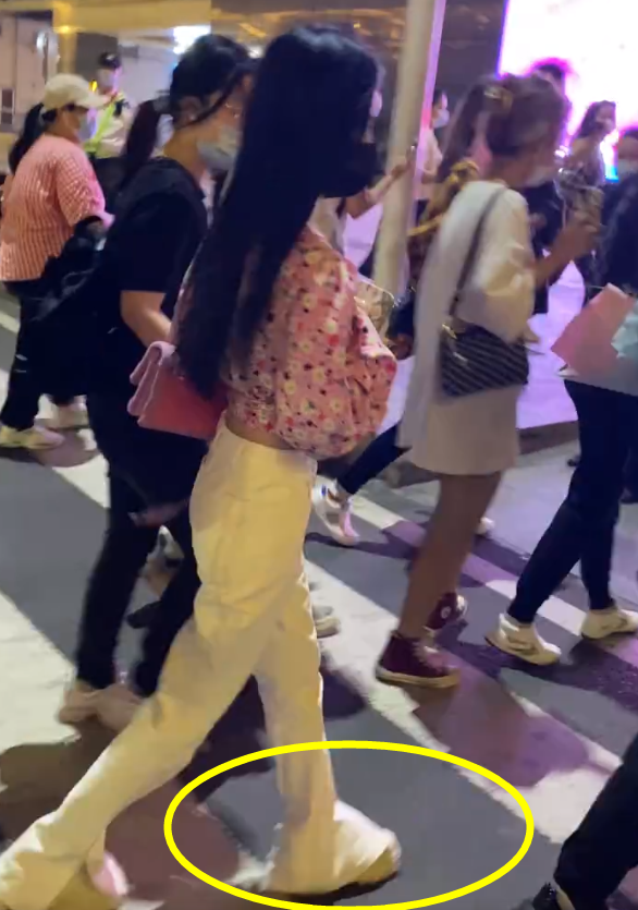 鞠婧祎上班被拍,分叉裤脚下露出鞋子,看清鞋底厚度:直接踩高跷得了