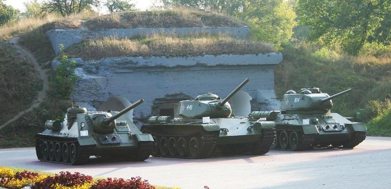 诞生于苏联时代的su-100自行反坦克炮,t-44和t-34/85中型坦克