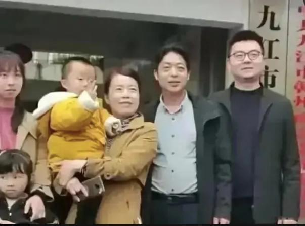 郭威舅舅直播时透漏,刚开始联系郭威,他说不认识杜