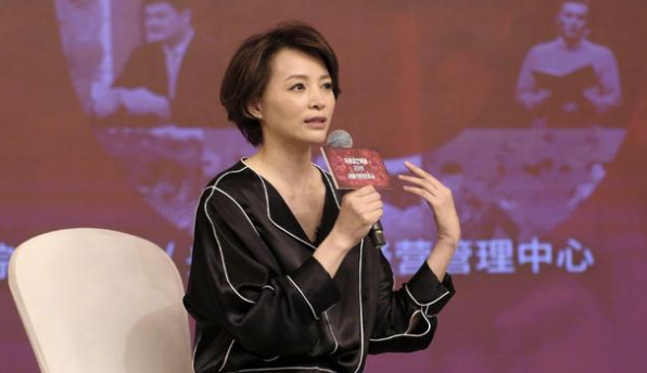 董卿的情商有多高听听她是如何回应儿子加入美国国籍的