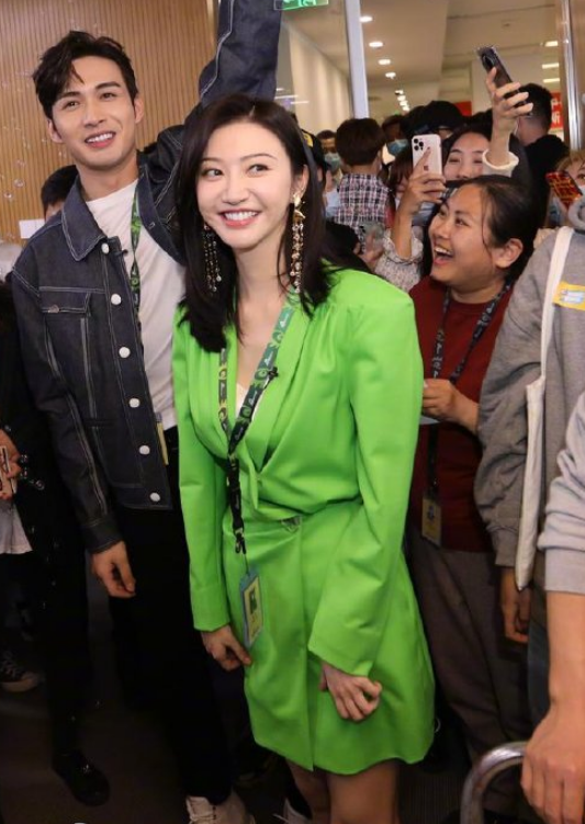 看到绿色西装裙,就会让我们想到景甜最近的造型也是穿了绿色的西装,而