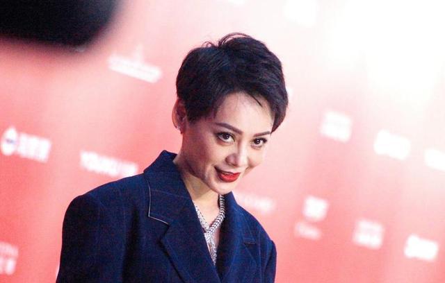 49岁宁静风采出众,体重仅90多斤,坦言减肥有两个重点!