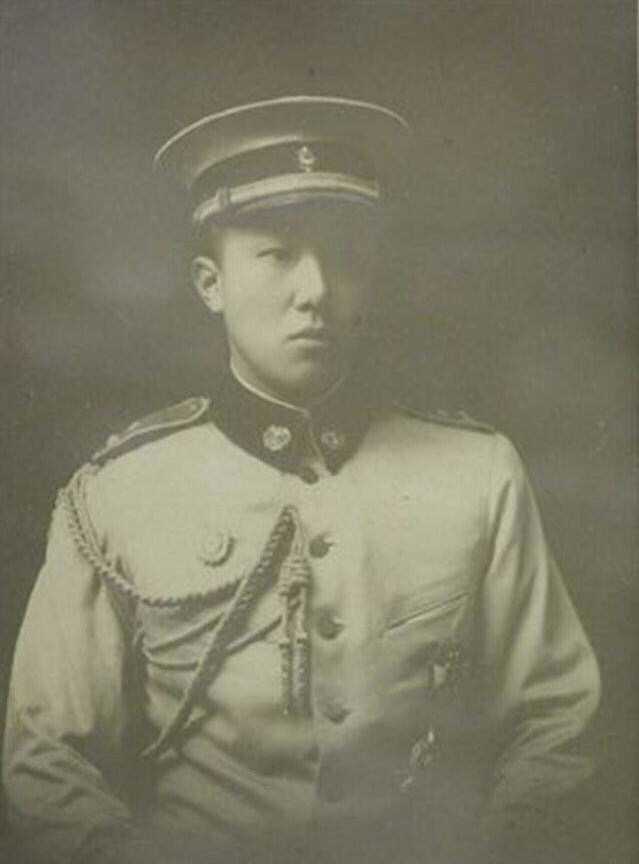 光绪二十六年(1900年),载滢在庚子国变中获罪,被勒令归宗,回归恭亲王