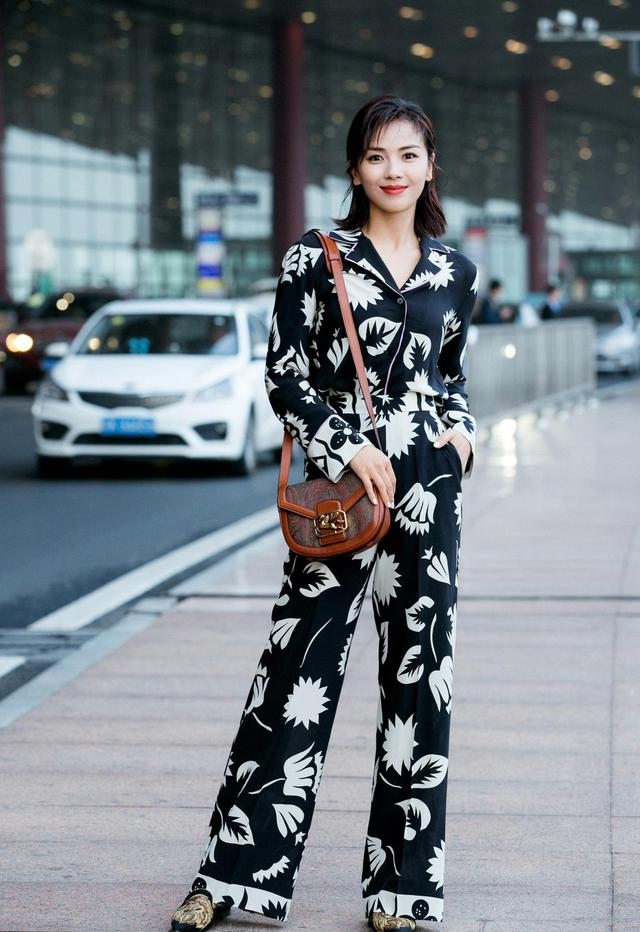组图刘涛街拍照气质出众甜美治愈