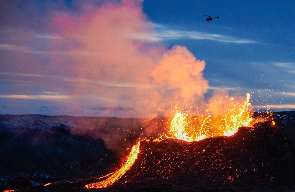 (外代一线)冰岛火山持续喷发