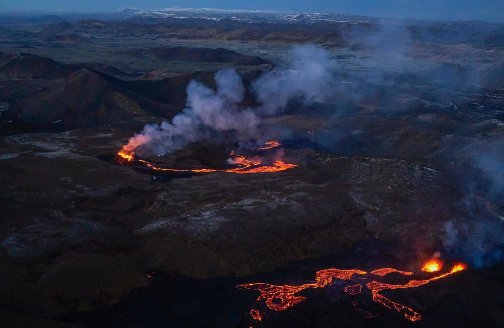 4月6日,冰岛雷克雅尼斯半岛一处火山正在喷出岩浆.新华社/法新
