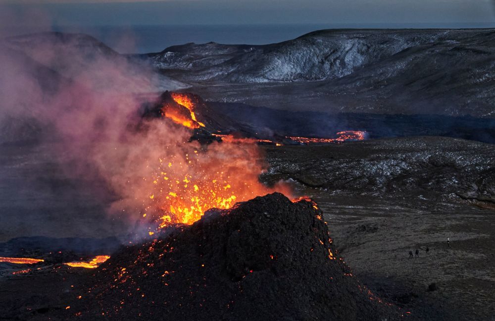 4月6日,冰岛雷克雅尼斯半岛一处火山正在喷出岩浆.新华社/法新