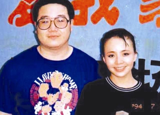 1997年,英达顺利摆脱宋丹丹,和梁欢结婚,婚后发现被骗