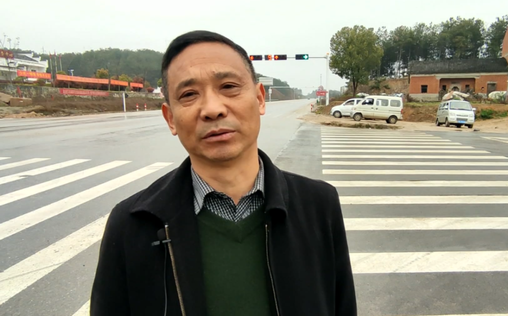 大悟县刘集镇店岗村党支部书记 邓传银"建议是安装红绿灯是最好的,老