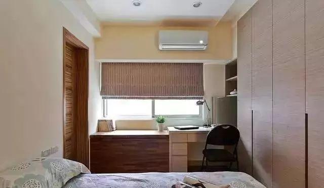 卧室空间很小,但该有的都有,成套的书桌,衣柜,质感十足,还能节省空间.