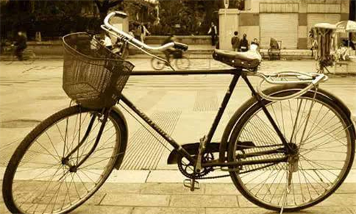 80年代一辆凤凰自行车,等价于现在的多少钱?说出来没人信