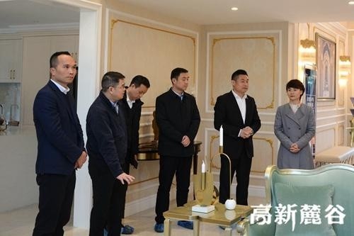 长沙高新区管委会副主任崔晓(右一)陪同调研. 尹婷 摄