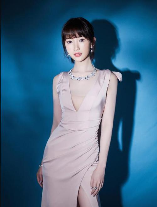 时尚界的宝藏女孩毛晓彤,风格百变 可盐可甜