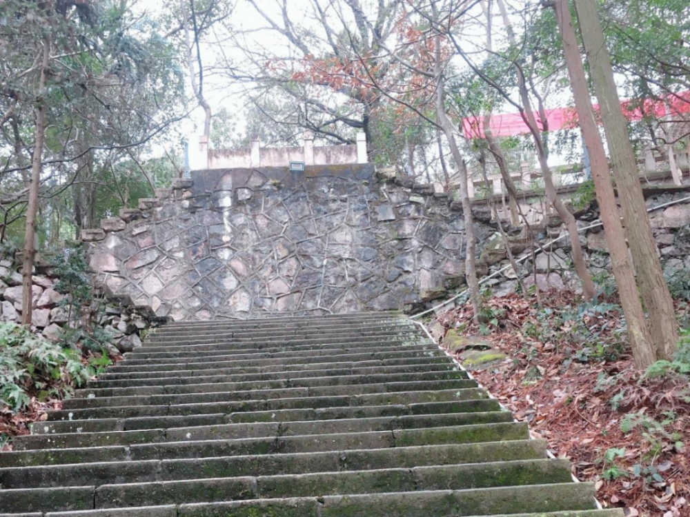 九峰烈士陵园,位于台州市黄岩区九峰公园内,是台州市爱国主义教育基地