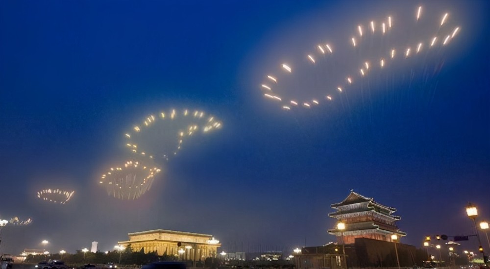 北京奥运会开幕式上的"脚印,就是蔡国强的作品