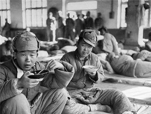 镜头下真实的国军:军官大口吃肉,后勤女兵抽着烟,表情
