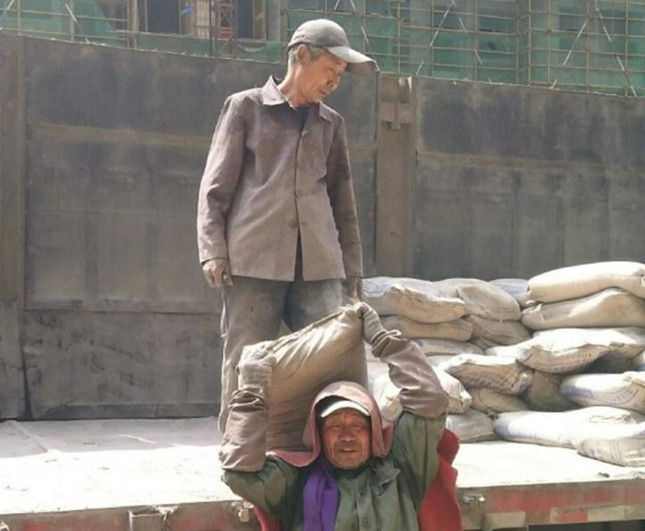 乡村纪事:60岁,还在工地上扛水泥的老梁