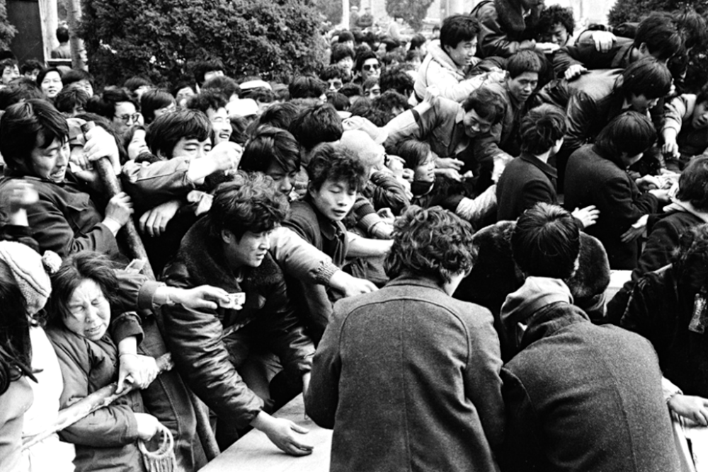 1987疯狂抢购彩票的人群
