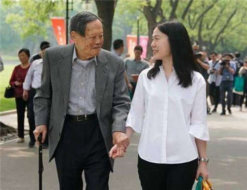 28岁翁帆嫁给82岁杨振宁,究竟图什么?13年后,翁帆终于