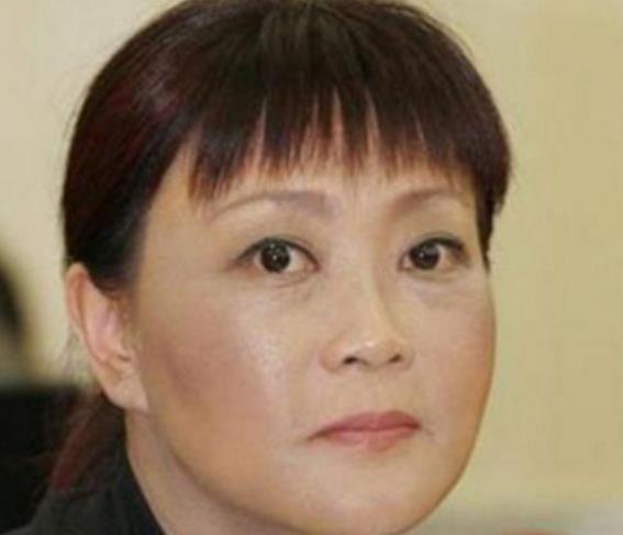 2004年,戴志诚娶了妻子的好闺蜜袁茵,袁茵还是他师伯的前妻
