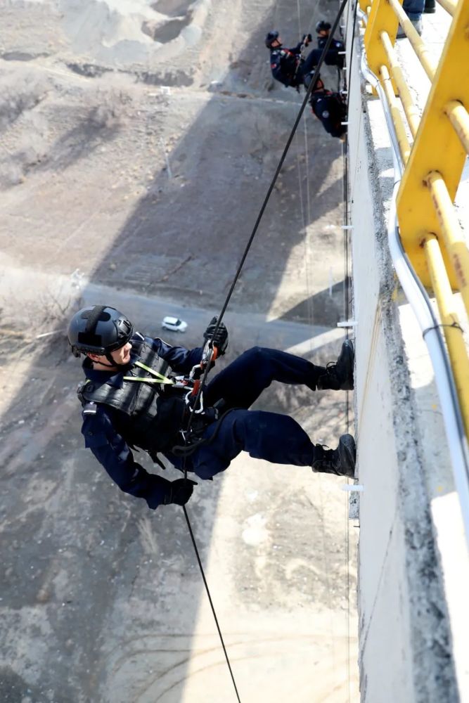 "神兵天降",乌鲁木齐市公安局特警八支队开展近百米高桥索降训练