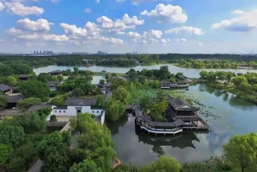 位于古城西郊的尚湖,与十里虞山交相辉映,是国家级城市湿地,国家5a级