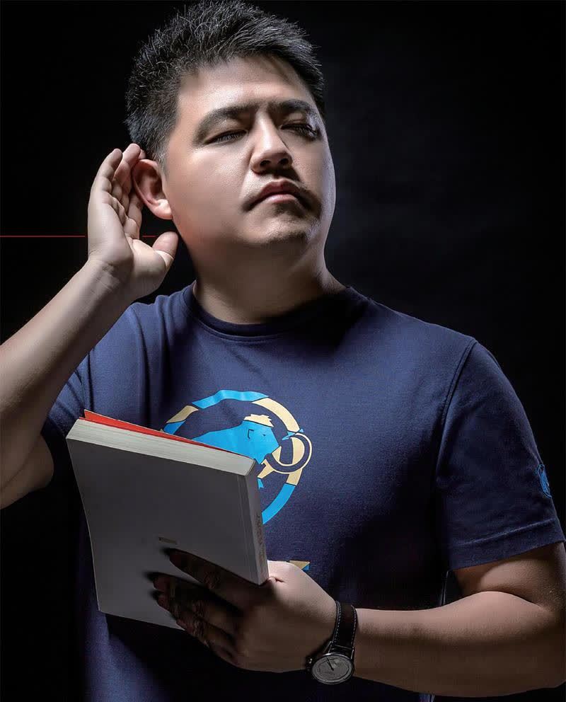 在采访中,樊登无意中透露,他的妻子现在正在开一家美容院,说这也是对