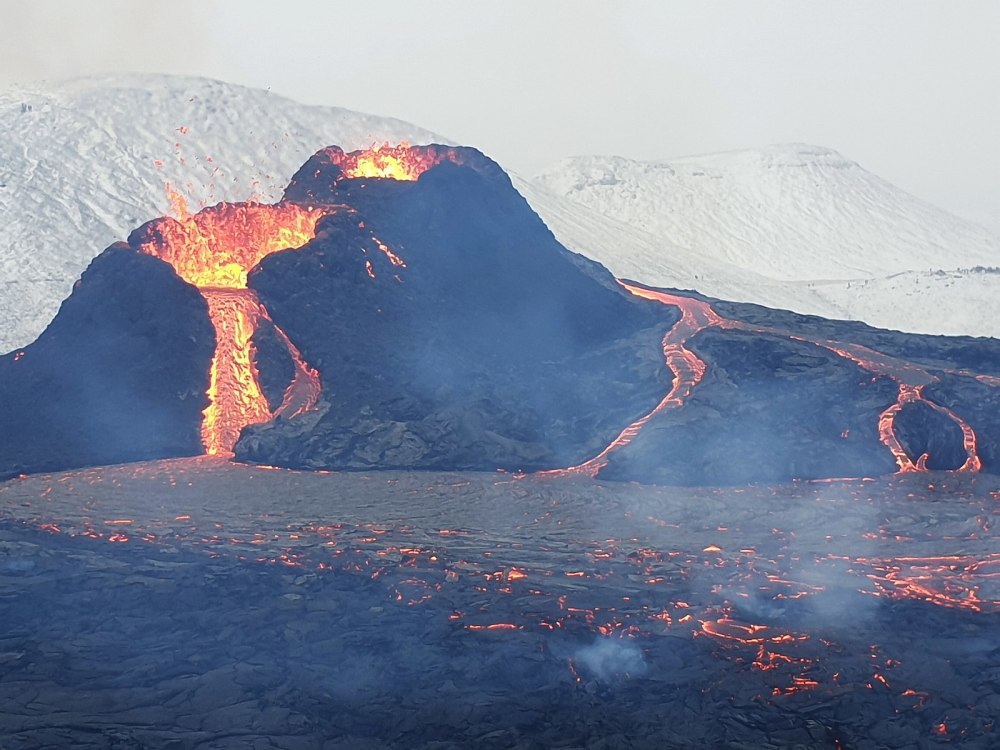 一个蓝色光球出现在冰岛火山喷发的直播画面中