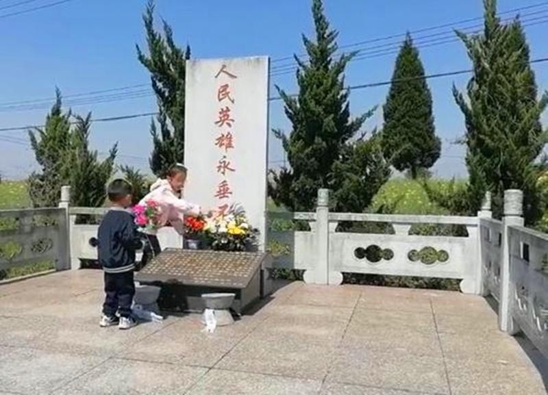 "中国好人"凌秀英第四代子孙接棒祭扫无名烈士