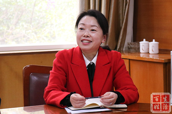会上,大弯中学全体行政干部对黄校长的到来表示热烈欢迎.
