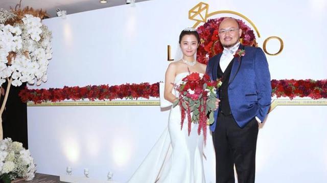 2011年,赵小侨与比她大12岁的主持人刘亮佐结婚.