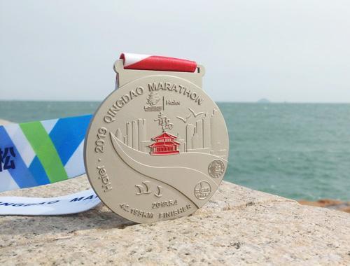 2019青岛马拉松奖牌如果你喜欢跨海逐浪 驰骋海上青岛海上马拉松这