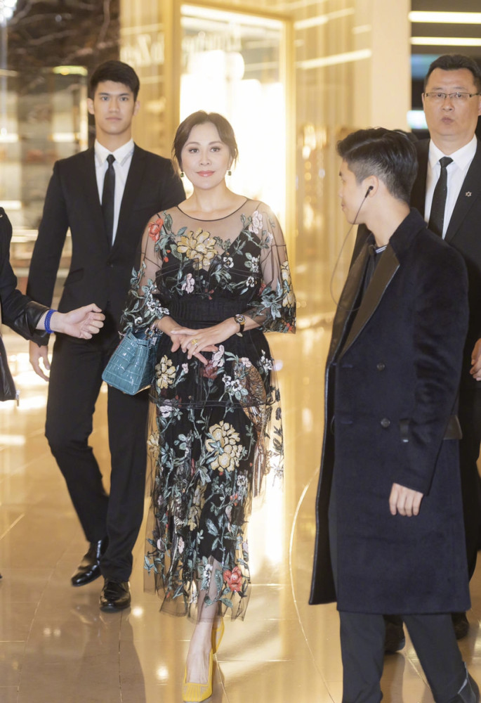刘嘉玲圈内好友众多人缘好,与何超琼和胡军,胡兵都是好友
