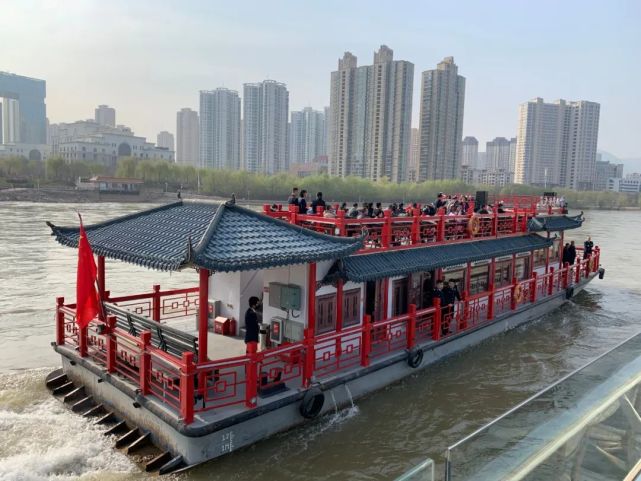 号游船兰州市的多家旅行社代表及游客们在盐场堡码头举行"我忆兰州好