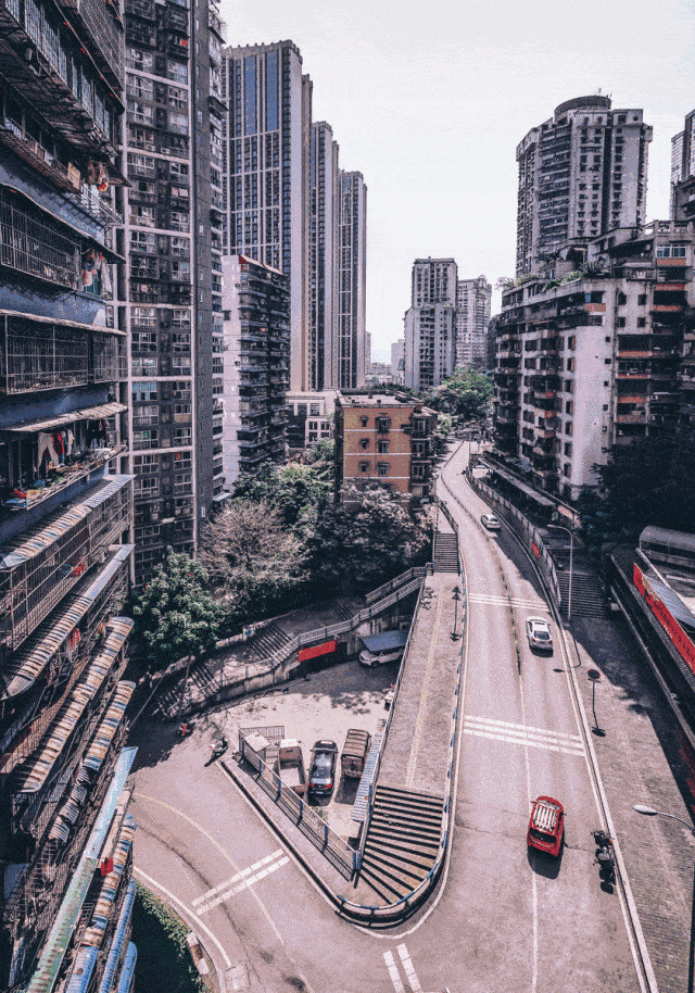 在不走寻常路的重庆,像这样花样百出的立交桥绝不在少数.